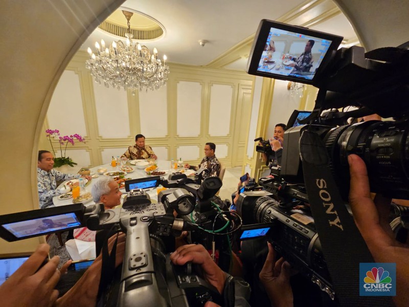 Bakal calon presiden Anies Baswedan, Prabowo Subianto dan Ganjar Pranowo memenuhi undangan Istana Kepresidenan Jakarta untuk menemui Presiden Jokowi, Senin (30/10). (Ajat CNBC Indonesia TV)