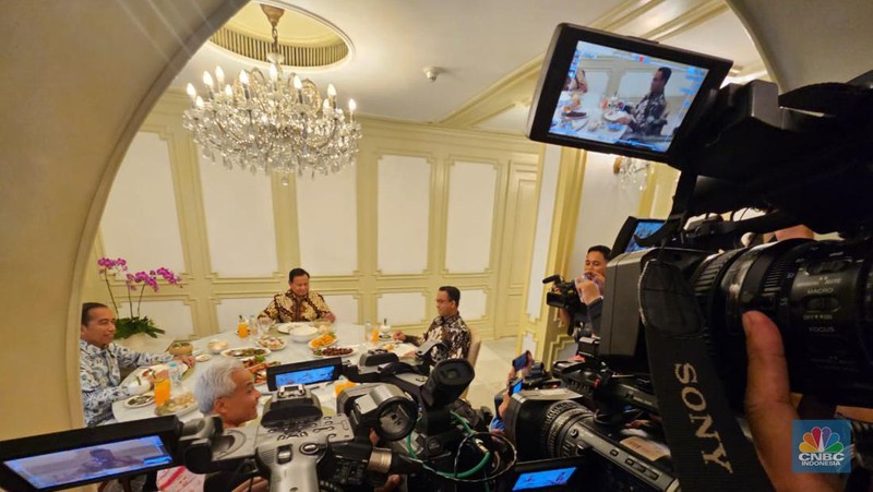 Bakal calon presiden Anies Baswedan, Prabowo Subianto dan Ganjar Pranowo memenuhi undangan Istana Kepresidenan Jakarta untuk menemui Presiden Jokowi, Senin (30/10). (Ajat CNBC Indonesia TV)
