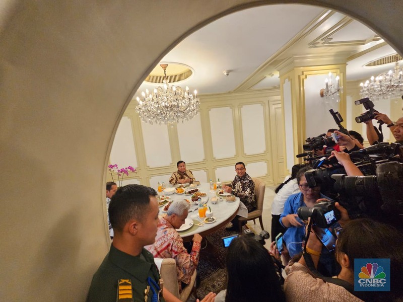 Bakal calon presiden Anies Baswedan, Prabowo Subianto dan Ganjar Pranowo memenuhi undangan Istana Kepresidenan Jakarta untuk menemui Presiden Jokowi, Senin (30/10). (Ajat CNBC Indonesia TV)