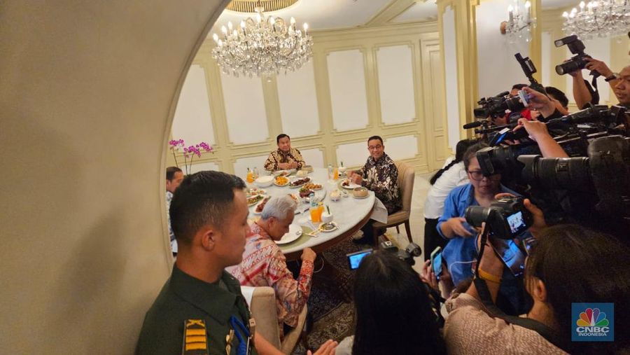 Bakal calon presiden Anies Baswedan, Prabowo Subianto dan Ganjar Pranowo memenuhi undangan Istana Kepresidenan Jakarta untuk menemui Presiden Jokowi, Senin (30/10). (Ajat CNBC Indonesia TV)