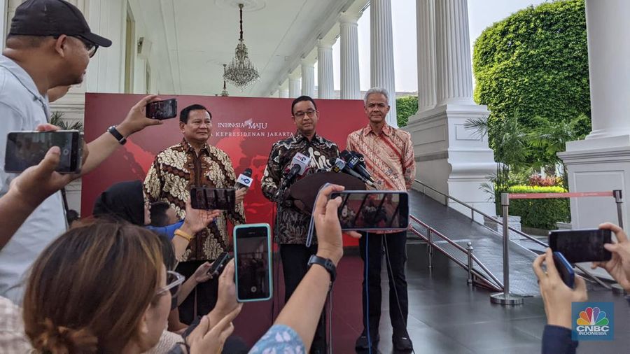 Bakal calon presiden Anies Baswedan, Prabowo Subianto dan Ganjar Pranowo memenuhi undangan Istana Kepresidenan Jakarta untuk menemui Presiden Jokowi, Senin (30/10). (CNBC Indonesia/Emir Yanwardhana)