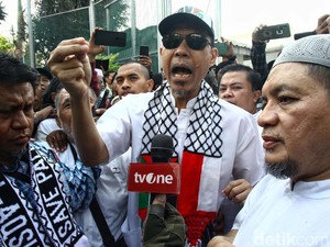 Gaya Munarman Bebas dari Salemba Sambil Orasi soal Palestina