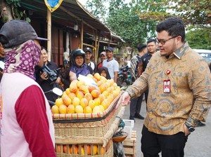 Ke Pasar Buah Banyakan, Bupati Kediri Borong Hasil Panen Petani Mangga