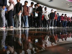 Demi Gaji Rp 15 Juta, Ribuan Pelamar Kerja Antre Sampai 2 Km