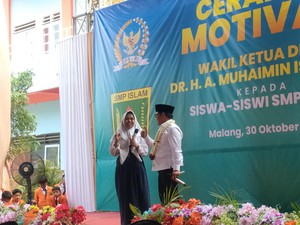 Cak Imin Bagi-bagi Sepeda dan Cerita Pendiri Bangsa ke Siswa SMP di Malang