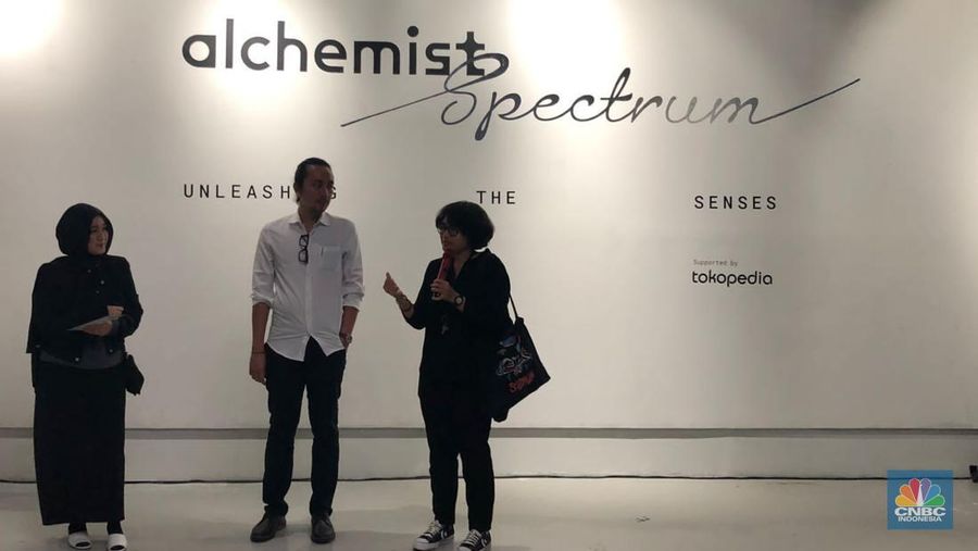 CEO Alchemist Naya Tinanda (Kiri) bersama kurator Bob Edrian (Tengah), dan seniman Mira Rizki Kurnia (Kanan) membuka pameran “Alchemist Spectrum: Unleash The Senses” di Astha District 8, Jakarta Selatan, Kamis (26/10/2023). (CNBC Indonesia/Rindi Salsabilla)