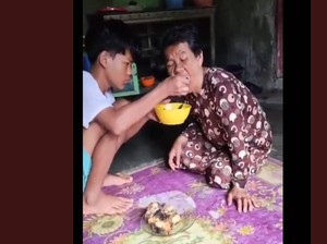 Pengorbanan Entis, Rela Putus Sekolah demi Rawat Ibu di Rumah