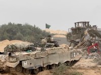 Bawa Buldoser, Tank Israel Bergerak Gencar Serang Palestina