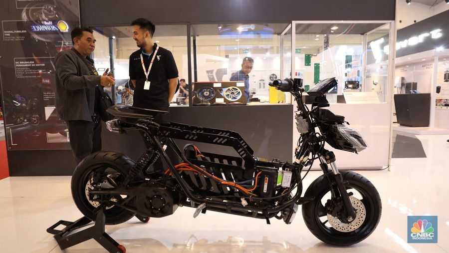 Motor Listrik Savart S-1 motor listrik di ajang Indonesia Motorcycle Show (IMOS) 2023, ICE, BSD, Tangerang. (²©²ÊÍøÕ¾/Tri Susilo)