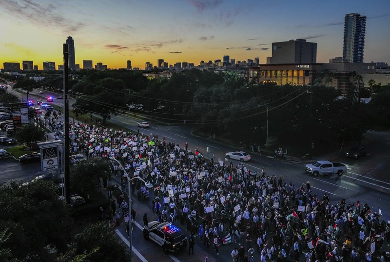 Seorang pengunjuk rasa pro-Palestina memegang kain putih dibuat menyerupai anak yang meninggal saat demonstrasi di Ottawa, Ontario, Minggu, 22 Oktober 2023. (Spencer Colby/The Canadian Press via AP) Seorang pengunjuk rasa pro-Palestina memegang kain putih dibuat menyerupai anak yang meninggal saat demonstrasi di Ottawa, Ontario, Minggu, 22 Oktober 2023. (Spencer Colby/The Canadian Press via AP)