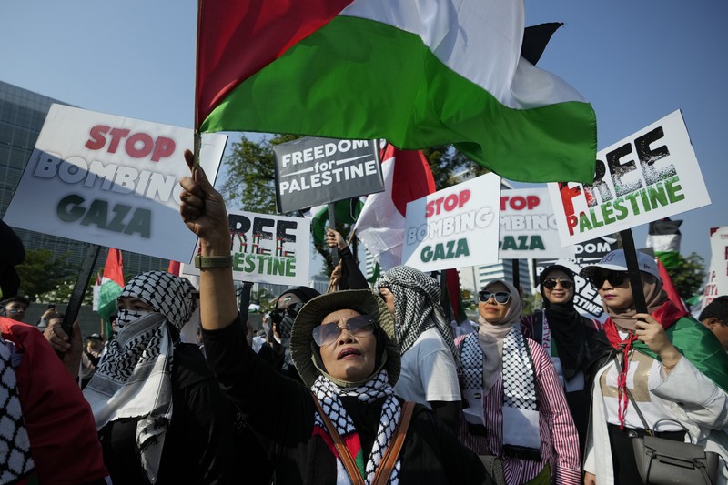 Seorang pengunjuk rasa pro-Palestina memegang kain putih dibuat menyerupai anak yang meninggal saat demonstrasi di Ottawa, Ontario, Minggu, 22 Oktober 2023. (Spencer Colby/The Canadian Press via AP) Seorang pengunjuk rasa pro-Palestina memegang kain putih dibuat menyerupai anak yang meninggal saat demonstrasi di Ottawa, Ontario, Minggu, 22 Oktober 2023. (Spencer Colby/The Canadian Press via AP)