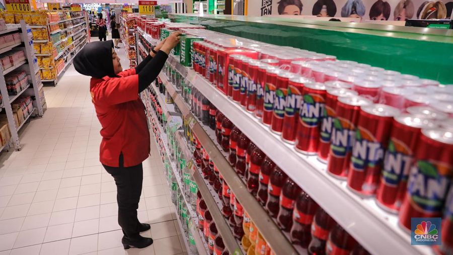 Pengunjung memilih produk minuman berpemanis di Transmart Kota Kasablanka, Jakarta, Senin (30/10/2023). (վ/Faisal Rahman)