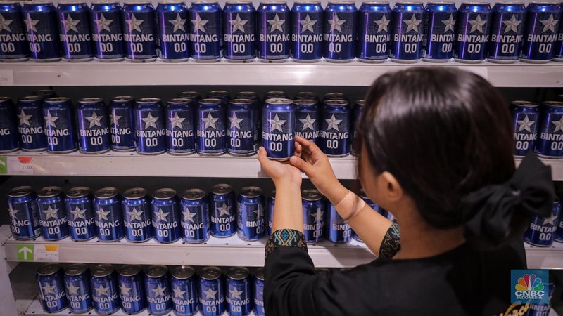Pengunjung memilih produk minuman berpemanis di Transmart Kota Kasablanka, Jakarta, Senin (30/10/2023). (CNBC Indonesia/Faisal Rahman)