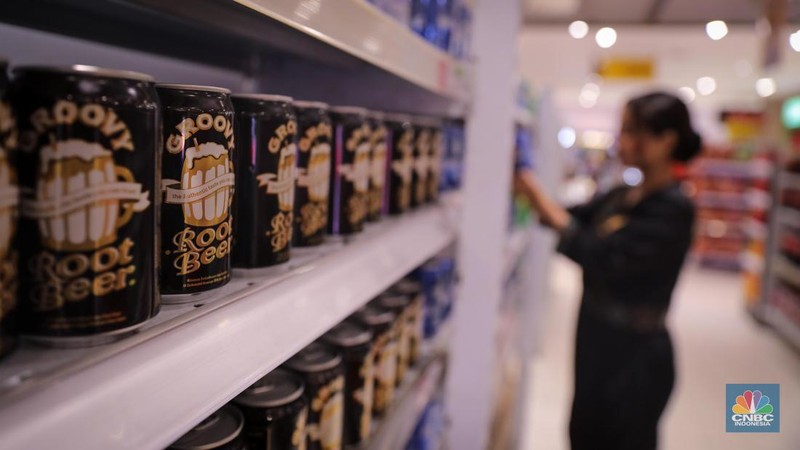 Pengunjung memilih produk minuman berpemanis di Transmart Kota Kasablanka, Jakarta, Senin (30/10/2023). (CNBC Indonesia/Faisal Rahman)