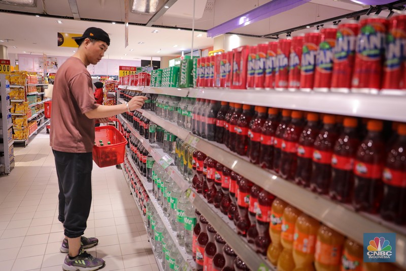 Pengunjung memilih produk minuman berpemanis di Transmart Kota Kasablanka, Jakarta, Senin (30/10/2023). Pengunjung memilih produk minuman berpemanis di Transmart Kota Kasablanka, Jakarta, Senin (30/10/2023). (CNBC Indonesia/Faisal Rahman)
