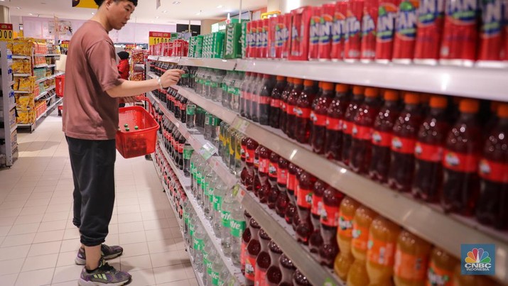 Pengunjung memilih produk minuman berpemanis di Transmart Kota Kasablanka, Jakarta, Senin (30/10/2023). (CNBC Indonesia/Faisal Rahman)