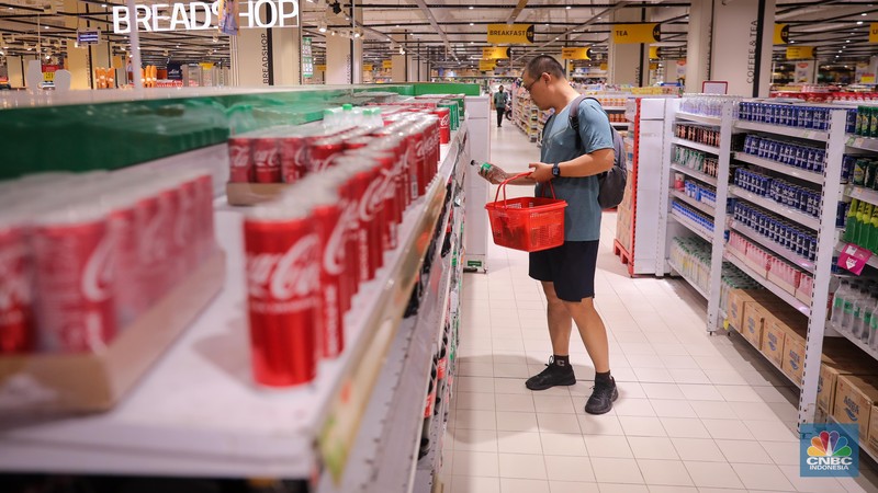 Pengunjung memilih produk minuman berpemanis di Transmart Kota Kasablanka, Jakarta, Senin (30/10/2023). Pengunjung memilih produk minuman berpemanis di Transmart Kota Kasablanka, Jakarta, Senin (30/10/2023). (CNBC Indonesia/Faisal Rahman)