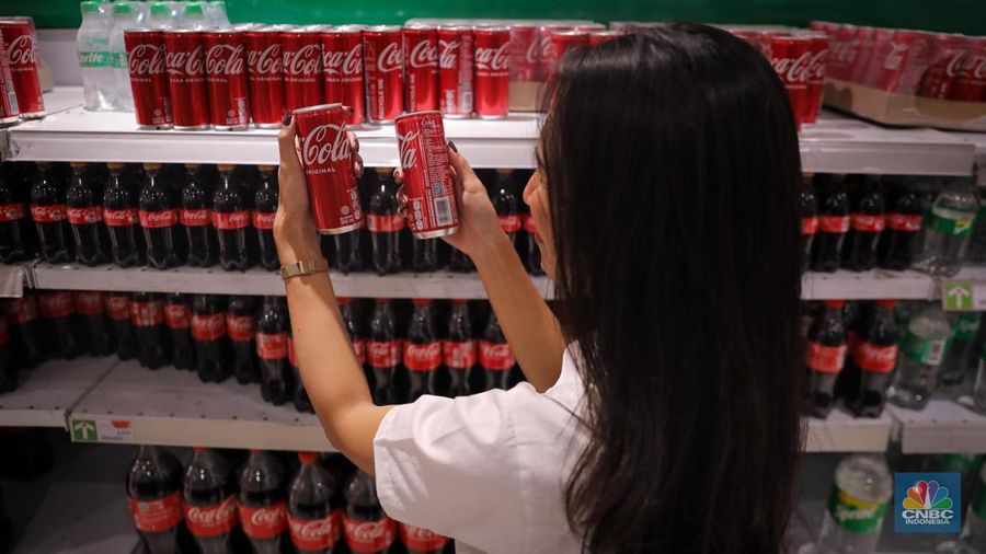 Pengunjung memilih produk minuman berpemanis di Transmart Kota Kasablanka, Jakarta, Senin (30/10/2023). (CNBC Indonesia/Faisal Rahman)