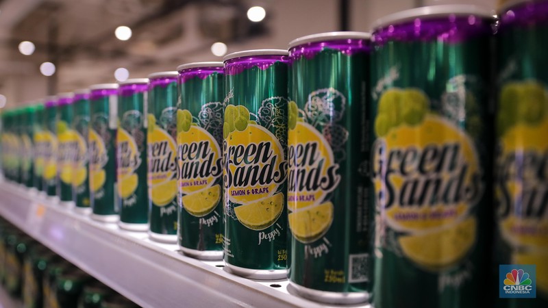 Pengunjung memilih produk minuman berpemanis di Transmart Kota Kasablanka, Jakarta, Senin (30/10/2023). (CNBC Indonesia/Faisal Rahman)