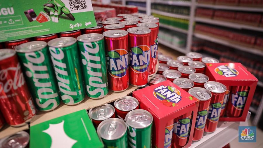 Pengunjung memilih produk minuman berpemanis di Transmart Kota Kasablanka, Jakarta, Senin (30/10/2023). (CNBC Indonesia/Faisal Rahman)
