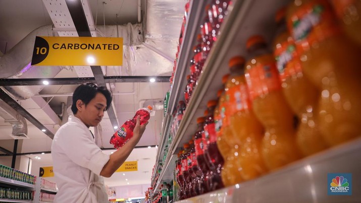 Pengunjung memilih produk minuman berpemanis di Transmart Kota Kasablanka, Jakarta, Senin (30/10/2023). (CNBC Indonesia/Faisal Rahman)