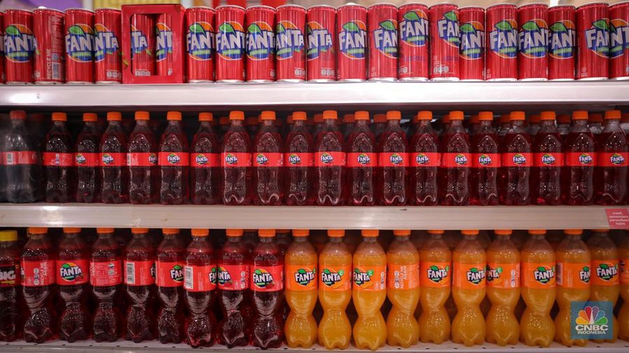 Pengunjung memilih produk minuman berpemanis di Transmart Kota Kasablanka, Jakarta, Senin (30/10/2023). (վ/Faisal Rahman)