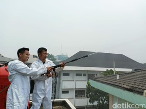 DLHP Sumsel Semprotkan Ecoenzyme Atasi Kabut Asap Pekat di Palembang