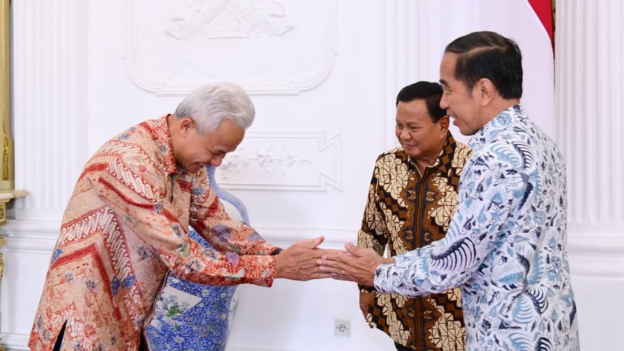 Presiden Joko Widodo santap siang bersama tiga calon presiden yang akan berpartisipasi pada pemilihan presiden 2024 di Istana Merdeka, Jakarta, pada Senin, (30/10/2023). (Dok. Sekretariat Presiden)