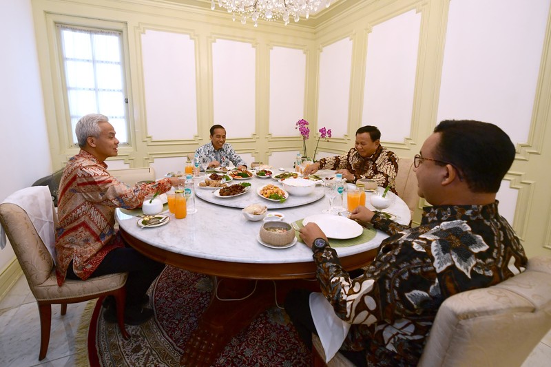 Presiden Joko Widodo santap siang bersama tiga calon presiden yang akan berpartisipasi pada pemilihan presiden 2024 di Istana Merdeka, Jakarta, pada Senin, (30/10/2023). Presiden Joko Widodo santap siang bersama tiga calon presiden yang akan berpartisipasi pada pemilihan presiden 2024 di Istana Merdeka, Jakarta, pada Senin, (30/10/2023). (Dok. Sekretariat Presiden)