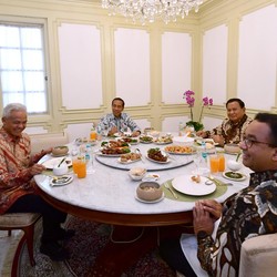 Gaya Santuy Jokowi Makan Siang Bareng Anies, Ganjar & Prabowo
