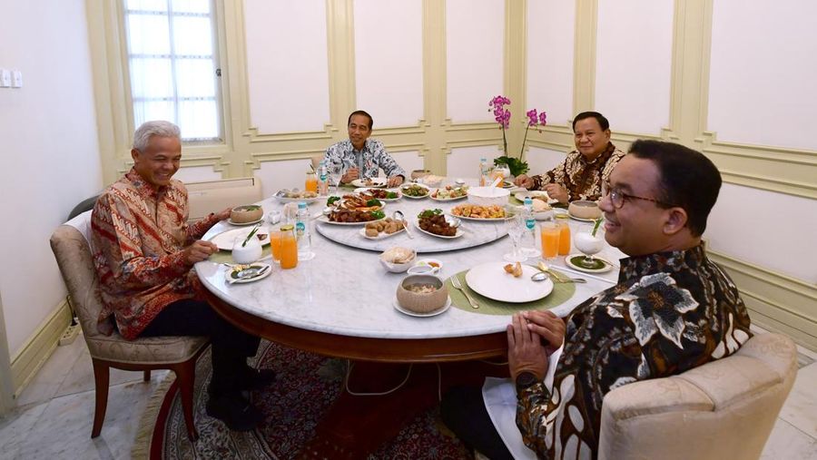 Presiden Joko Widodo santap siang bersama tiga calon presiden yang akan berpartisipasi pada pemilihan presiden 2024 di Istana Merdeka, Jakarta, pada Senin, (30/10/2023). (Dok. Sekretariat Presiden)