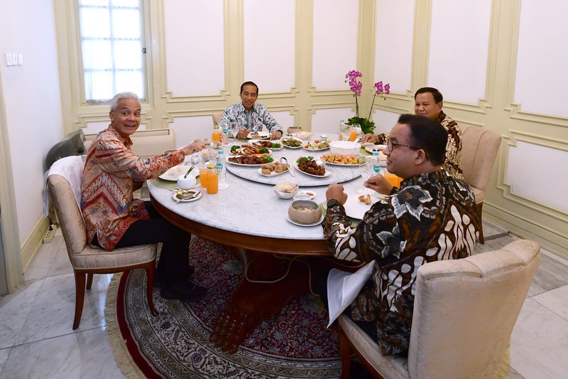 Presiden Joko Widodo santap siang bersama tiga calon presiden yang akan berpartisipasi pada pemilihan presiden 2024 di Istana Merdeka, Jakarta, pada Senin, (30/10/2023). Presiden Joko Widodo santap siang bersama tiga calon presiden yang akan berpartisipasi pada pemilihan presiden 2024 di Istana Merdeka, Jakarta, pada Senin, (30/10/2023). (Dok. Sekretariat Presiden)