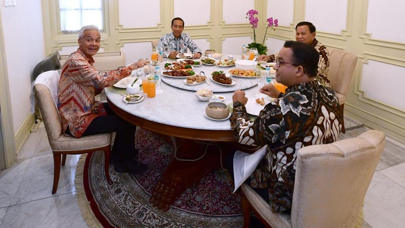 Presiden Joko Widodo santap siang bersama tiga calon presiden yang akan berpartisipasi pada pemilihan presiden 2024 di Istana Merdeka, Jakarta, pada Senin, (30/10/2023). (Dok. Sekretariat Presiden)