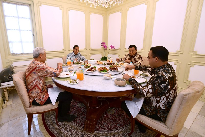 Presiden Joko Widodo santap siang bersama tiga calon presiden yang akan berpartisipasi pada pemilihan presiden 2024 di Istana Merdeka, Jakarta, pada Senin, (30/10/2023). Presiden Joko Widodo santap siang bersama tiga calon presiden yang akan berpartisipasi pada pemilihan presiden 2024 di Istana Merdeka, Jakarta, pada Senin, (30/10/2023). (Dok. Sekretariat Presiden)