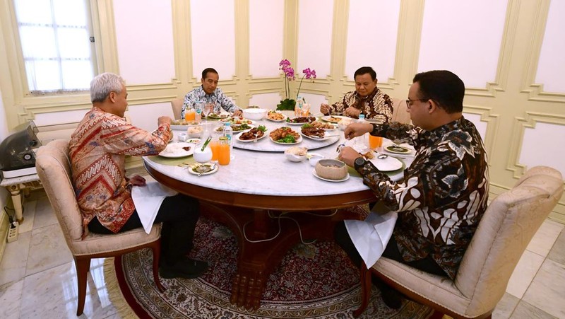Presiden Joko Widodo santap siang bersama tiga calon presiden yang akan berpartisipasi pada pemilihan presiden 2024 di Istana Merdeka, Jakarta, pada Senin, (30/10/2023). (Dok. Sekretariat Presiden)