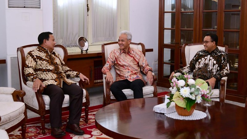 Presiden Joko Widodo santap siang bersama tiga calon presiden yang akan berpartisipasi pada pemilihan presiden 2024 di Istana Merdeka, Jakarta, pada Senin, (30/10/2023). (Dok. Sekretariat Presiden)