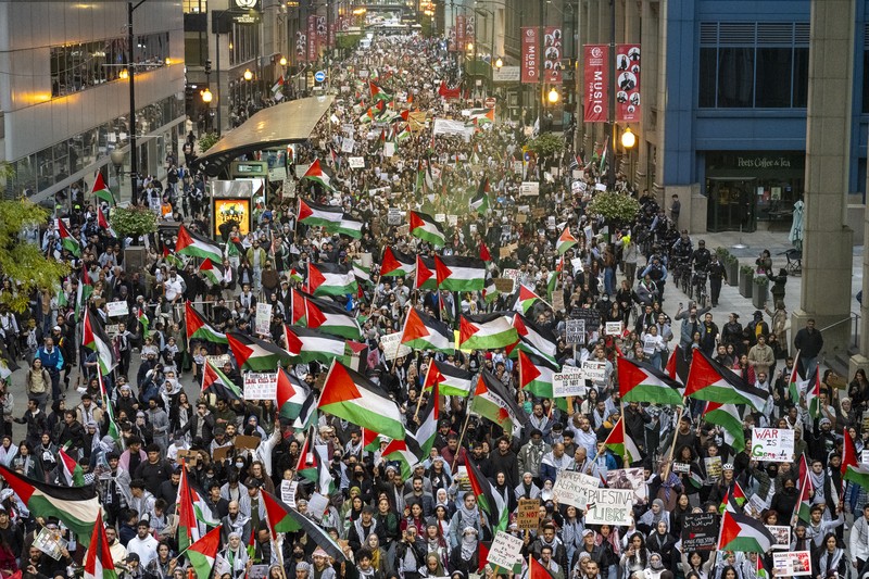 Seorang pengunjuk rasa pro-Palestina memegang kain putih dibuat menyerupai anak yang meninggal saat demonstrasi di Ottawa, Ontario, Minggu, 22 Oktober 2023. (Spencer Colby/The Canadian Press via AP) Seorang pengunjuk rasa pro-Palestina memegang kain putih dibuat menyerupai anak yang meninggal saat demonstrasi di Ottawa, Ontario, Minggu, 22 Oktober 2023. (Spencer Colby/The Canadian Press via AP)