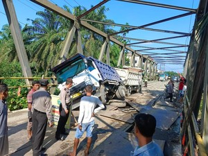 Truk Galian C Terperosok di Jembatan Langkat, Buka Tutup Jalur Diterapkan