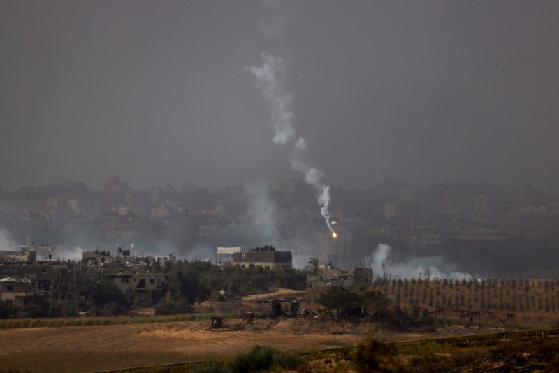Tank Israel bermanuver di dalam Jalur Gaza, terlihat dari Israel, 30 Oktober 2023. Tank Israel bermanuver di dalam Jalur Gaza, terlihat dari Israel, 30 Oktober 2023. (REUTERS/Amir Cohen)