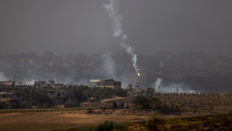 Tank Israel bermanuver di dalam Jalur Gaza, terlihat dari Israel, 30 Oktober 2023. (REUTERS/Amir Cohen)
