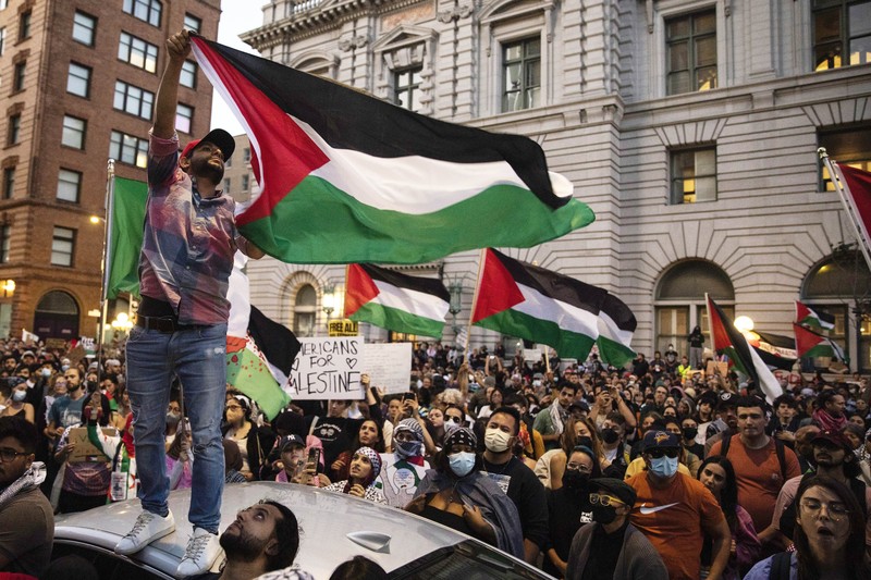 Seorang pengunjuk rasa pro-Palestina memegang kain putih dibuat menyerupai anak yang meninggal saat demonstrasi di Ottawa, Ontario, Minggu, 22 Oktober 2023. (Spencer Colby/The Canadian Press via AP) Seorang pengunjuk rasa pro-Palestina memegang kain putih dibuat menyerupai anak yang meninggal saat demonstrasi di Ottawa, Ontario, Minggu, 22 Oktober 2023. (Spencer Colby/The Canadian Press via AP)