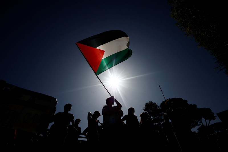 Seorang pengunjuk rasa pro-Palestina memegang kain putih dibuat menyerupai anak yang meninggal saat demonstrasi di Ottawa, Ontario, Minggu, 22 Oktober 2023. (Spencer Colby/The Canadian Press via AP) Seorang pengunjuk rasa pro-Palestina memegang kain putih dibuat menyerupai anak yang meninggal saat demonstrasi di Ottawa, Ontario, Minggu, 22 Oktober 2023. (Spencer Colby/The Canadian Press via AP)