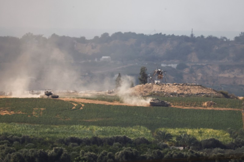 Tank Israel bermanuver di dalam Jalur Gaza, terlihat dari Israel, 30 Oktober 2023. Tank Israel bermanuver di dalam Jalur Gaza, terlihat dari Israel, 30 Oktober 2023. (REUTERS/Amir Cohen)