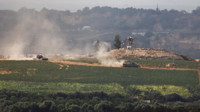 Tank Israel bermanuver di dalam Jalur Gaza, terlihat dari Israel, 30 Oktober 2023. (REUTERS/Amir Cohen)