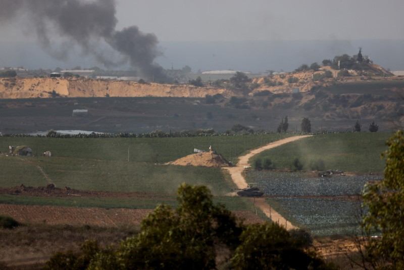 Tank Israel bermanuver di dalam Jalur Gaza, terlihat dari Israel, 30 Oktober 2023. Tank Israel bermanuver di dalam Jalur Gaza, terlihat dari Israel, 30 Oktober 2023. (REUTERS/Amir Cohen)