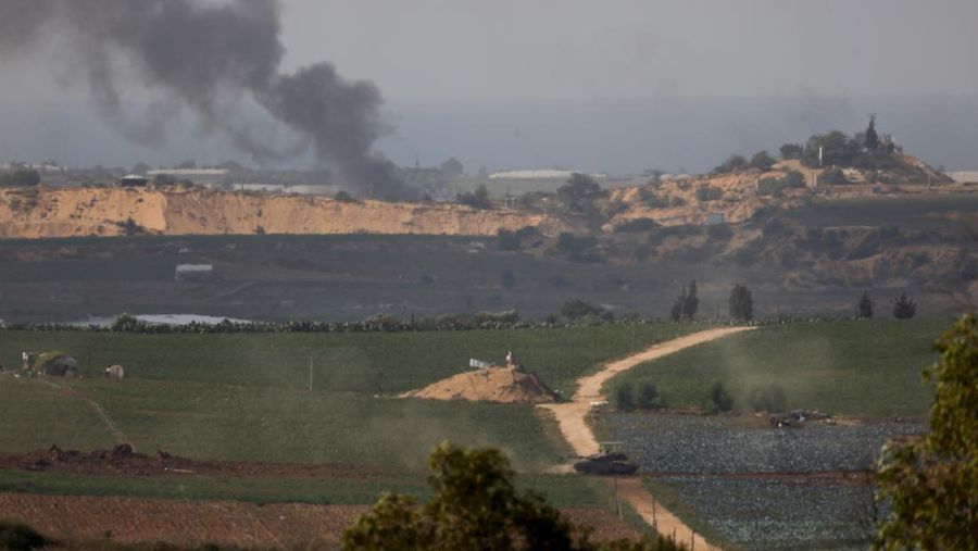Tank Israel bermanuver di dalam Jalur Gaza, terlihat dari Israel, 30 Oktober 2023. (REUTERS/Amir Cohen)