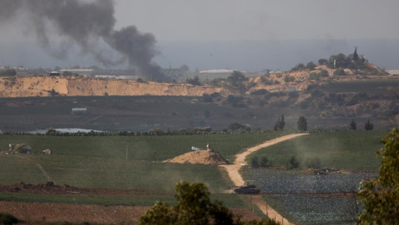 Tank Israel bermanuver di dalam Jalur Gaza, terlihat dari Israel, 30 Oktober 2023. (REUTERS/Amir Cohen)