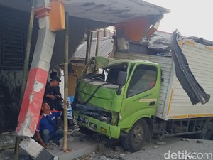 Nyangkut Tiang, Begini Rumitnya Evakuasi Truk Tabrak Rumah di Klaten