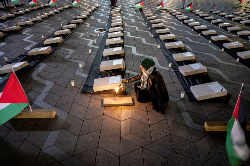 Seorang pengunjuk rasa pro-Palestina memegang kain putih dibuat menyerupai anak yang meninggal saat demonstrasi di Ottawa, Ontario, Minggu, 22 Oktober 2023. (Spencer Colby/The Canadian Press via AP) Seorang pengunjuk rasa pro-Palestina memegang kain putih dibuat menyerupai anak yang meninggal saat demonstrasi di Ottawa, Ontario, Minggu, 22 Oktober 2023. (Spencer Colby/The Canadian Press via AP)