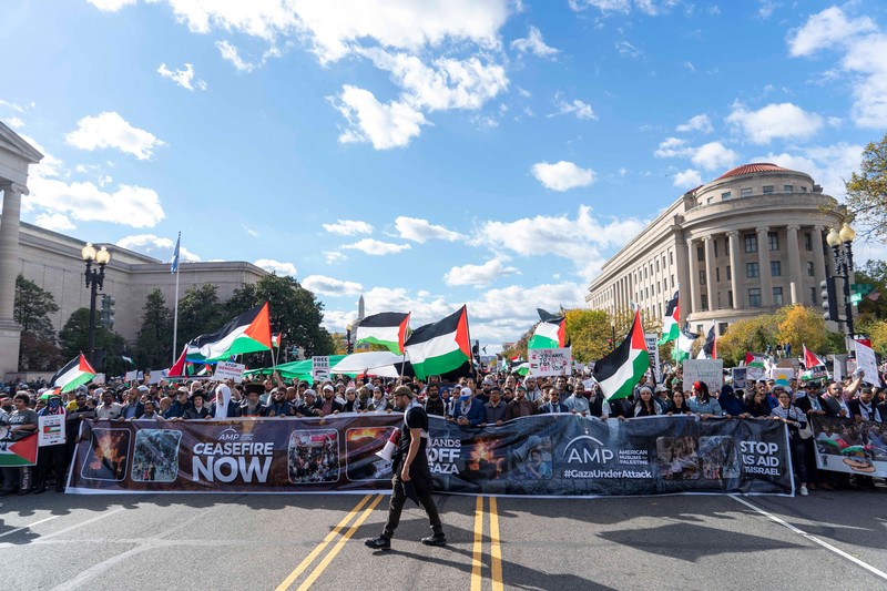 Seorang pengunjuk rasa pro-Palestina memegang kain putih dibuat menyerupai anak yang meninggal saat demonstrasi di Ottawa, Ontario, Minggu, 22 Oktober 2023. (Spencer Colby/The Canadian Press via AP) Seorang pengunjuk rasa pro-Palestina memegang kain putih dibuat menyerupai anak yang meninggal saat demonstrasi di Ottawa, Ontario, Minggu, 22 Oktober 2023. (Spencer Colby/The Canadian Press via AP)